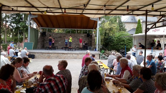 Tänzerinnen führen Fitnesstraining vor